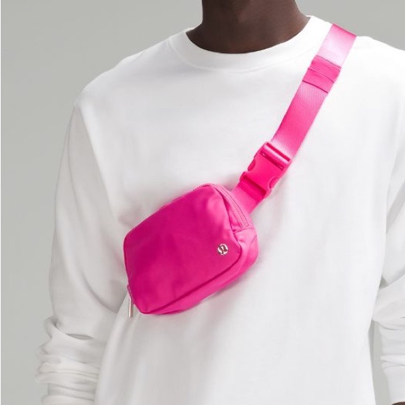 NWT Lululemon Everywhere Belt Bag 1L in Sonic Pink - Picture 4 of 6